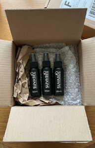 Cliente mostrando a caixa na entrega