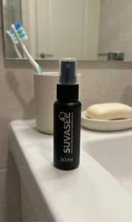 Cliente mostrando o spray no banheiro