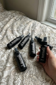 Cliente mostrando vários frascos em casa